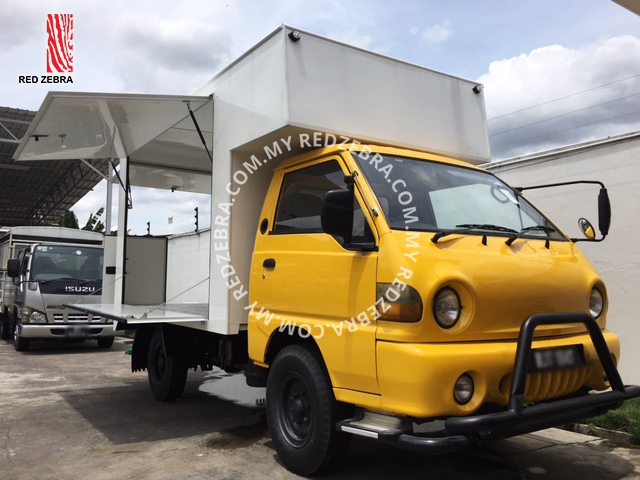 Inokom - Yellow food truck