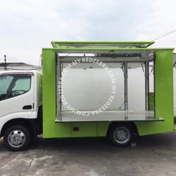 Toyota - Green food truck